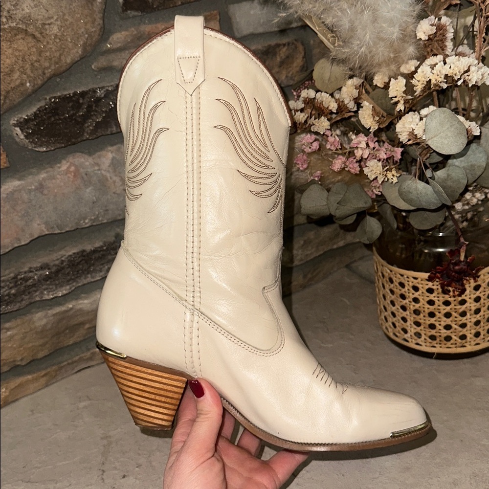Vintage Late 80s/Early 90s Dingo Cream Western Boots with Kitten Heel